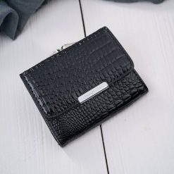 Portfel damski mini skórzany czarny lakierowany z tłoczeniem croco Jennifer Jones SP-28-CBL. Czarne portfele damskie bez wzorów, z lakierowanej skóry. Za 69.00 zł.