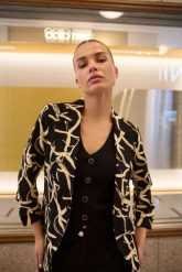 Marynarka z marszczonymi rękawami 3/4 czarna. Czarne marynarki i żakiety damskie MOODO, l, bez wzorów, z elastanu. Za 189.99 zł.