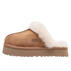 Buty do chodzenia dla dorosłych UGG Disquette Slipper Chestnut. Brązowe buty sportowe na co dzień damskie Ugg, bez wzorów, trekkingowe. Za 569.00 zł.