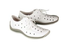 RIEKER L1715-80 weiss, półbuty damskie. Białe półbuty damskie Rieker, bez wzorów, bez obcasa. Za 299.90 zł.