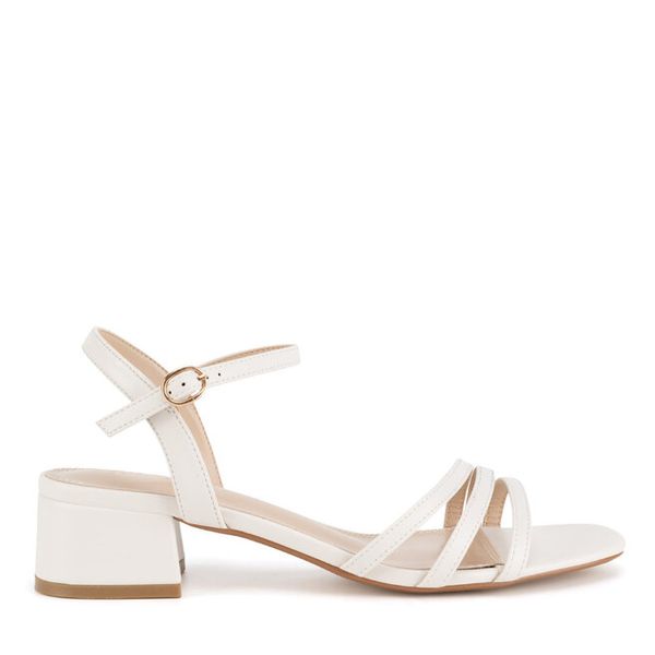 Sandały Clara Barson. Brązowe sandały damskie Clara Barson, bez wzorów, bez obcasa, na płaskiej podeszwie. Za 99.99 zł.