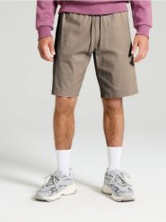 Szorty jogger - brązowy. Brązowe szorty męskie Sinsay, bez kołnierzyka. W wyprzedaży za 27.99 zł.