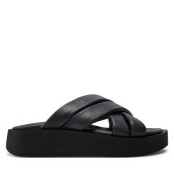 Klapki s.Oliver. Czarne klapki damskie S.Oliver, bez wzorów, bez obcasa. Za 249.99 zł.
