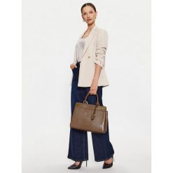 Torebka Guess. Brązowe torebki klasyczne damskie Guess, z aplikacjami, bez dodatków. Za 819.99 zł.