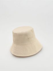 Kapelusz bucket z haftowanym napisem - złamana biel. Kapelusze damskie Reserved, bez wzorów. Za 59.99 zł.
