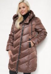 Brązowa Pikowana Kurtka z Kapturem i Kieszeniami na Napy Inasia. Brązowe kurtki damskie Born2be, xl, bez wzorów, z jeansu, z kapturem. Za 249.99 zł.