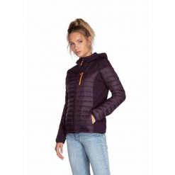 Damska kurtka puchowa Protest Aaliyah. Fioletowe kurtki damskie Protest, bez wzorów, z puchu, bez kaptura. Za 422.00 zł.