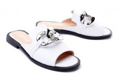ARTIKER RELAKS 50C0475 biały, klapki damskie. Białe klapki damskie Artiker Relaks, bez wzorów, ze skóry, bez obcasa, na obcasie. Za 259.90 zł.