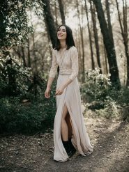 Ceylan Sukienka w kolorze kremowym rozmiar: 46-52. Brązowe sukienki damskie Ceylan, bez wzorów, z koronki, bez kołnierzyka, bez ramiączek, maxi. Za 261.67 zł.