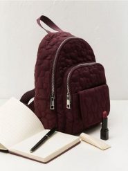Pikowany plecak z regulowanymi szelkami - bordowy. Czerwone plecaki damskie Sinsay, bez wzorów. Za 49.99 zł.