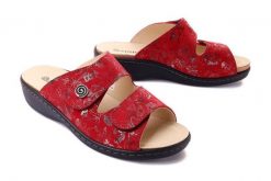 DR. BRINKMANN 700412-04 rot, klapki damskie. Czerwone klapki damskie Dr. Brinkmann, bez wzorów, ze skóry, bez obcasa. Za 237.93 zł.