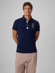 4F Koszulka polo regular męska - granatowa XL. Niebieskie koszulki polo męskie 4f, m, bez wzorów, z bawełny, bez ramiączek. Za 129.99 zł.