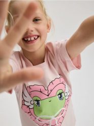 Bawełniany t-shirt z nadrukiem - lawendowy. Fioletowe koszulki dziewczęce Reserved, bez wzorów, z bawełny, bez ramiączek. W wyprzedaży za 17.99 zł.