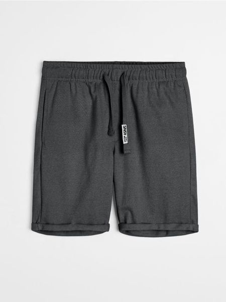 Szorty slim basic - szary. Szare szorty męskie Sinsay, bez wzorów. Za 29.99 zł.