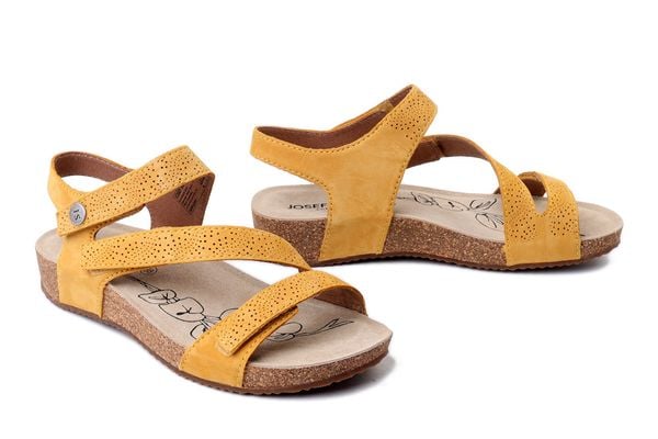 JOSEF SEIBEL 78578 380 835 Tonga 78 amber, sandały damskie. Żółte sandały damskie Josef Seibel, bez wzorów, ze skóry, bez obcasa. Za 339.92 zł.