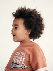 Bluza z nadrukiem Back to the Future - brązowy. Brązowe bluzy i bluzki niemowlęce Reserved, bez wzorów, z bawełny, bez ramiączek, bez kaptura. W wyprzedaży za 25.99 zł.