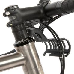 Torba rowerowa Bumper Bar Rozmiar 1-1/8 Restrap. Czarne torebki klasyczne damskie RESTRAP, bez wzorów, duże, bez dodatków. Za 277.15 zł.