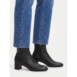 Botki GINO ROSSI. Czarne botki damskie Gino Rossi, bez obcasa, na słupku, bez zapięcia. Za 349.99 zł.