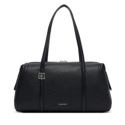 Torebka Calvin Klein. Czarne torebki klasyczne damskie CALVIN KLEIN, bez wzorów, bez dodatków. Za 569.99 zł.