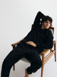 Polarowa bluza z kapturem - czarny. Czarne bluzy z kapturem męskie Reserved, l, z dzianiny. Za 139.99 zł.