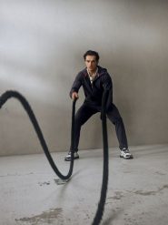 4F Bluza treningowa regular z kapturem męska - szara XL. Szare bluzy sportowe męskie 4f, bez wzorów, z materiału, sportowe, bez kołnierzyka, bez ramiączek. Za 269.99 zł.