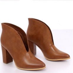 Botki z wycięciem brązowe RB38P Camel. Brązowe botki damskie ButyModne, ze skóry ekologicznej, klasyczne, bez obcasa, bez zapięcia. W wyprzedaży za 179.00 zł.