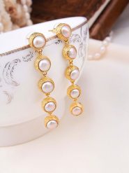 L'Atelier de Gaia Pozłacane kolczyki-wkrętki z perłami rozmiar: onesize. Białe kolczyki damskie L'Atelier de Gaia, z perłą, pozłacane. Za 113.99 zł.