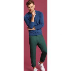 SWETER DŁUGI RĘKAW MĘSKI. Niebieskie swetry męskie TOP SECRET, na lato, m, bez wzorów, z bawełny, bez kołnierzyka. W wyprzedaży za 54.99 zł.