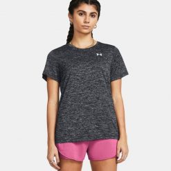 Koszulka fitness damska UNDER ARMOUR 1384230 z krótkim rękawem. Czarne bluzki sportowe damskie Under Armour, m, bez kołnierzyka, bez ramiączek. Za 69.99 zł.