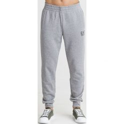 SPODNIE DRESOWE EA7 Emporio Armani. Szare spodnie dresowe męskie EA7 Emporio Armani, bez wzorów, z dresówki. Za 287.40 zł.