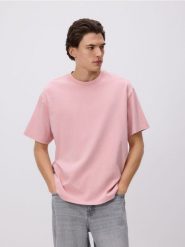Bawełniany t-shirt boxy - pastelowy róż. Czerwone t-shirty męskie Reserved, l, bez wzorów, z bawełny, bez kołnierzyka. Za 79.99 zł.
