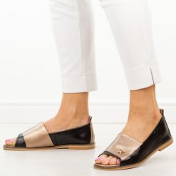 Czarne skórzane płaskie sandały damskie Potocki 19397. Czarne sandały damskie POTOCKI, z aplikacjami, z jeansu, bez obcasa, na płaskiej podeszwie. W wyprzedaży za 201.52 zł.