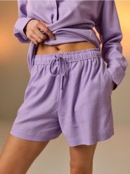 Szorty z domieszką lnu - fioletowy. Fioletowe szorty damskie Sinsay, bez wzorów. Za 29.99 zł.