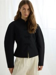 Marynarka z ozdobnymi guzikami - czarny. Czarne marynarki i żakiety damskie Reserved, l, bez wzorów, z tkaniny. Za 299.99 zł.