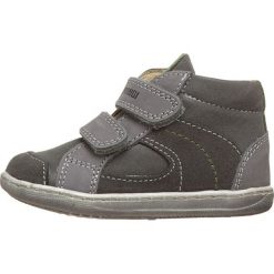 Sneakersy w kolorze szarym. Szare trampki i tenisówki chłopięce Primigi, bez wzorów, z materiału, bez zapięcia. W wyprzedaży za 152.95 zł.