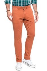 MUSTANG SPODNIE MĘSKIE Classic Chino 1008451 3187. Czerwone spodnie materiałowe męskie Mustang, bez wzorów, z materiału. W wyprzedaży za 79.99 zł.