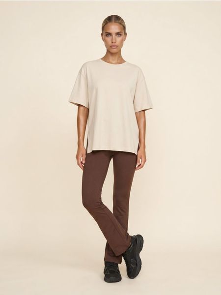 Bawełniana koszulka z krótkim rękawem z rozcięciami - kremowy. Białe t-shirty damskie Sinsay, l, bez wzorów, z bawełny, bez kołnierzyka. Za 19.99 zł.