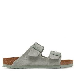 Klapki Birkenstock. Brązowe klapki damskie Birkenstock, bez wzorów, bez obcasa. Za 449.99 zł.