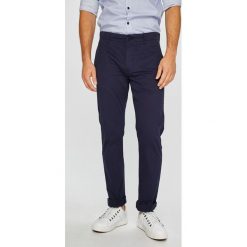 Tommy Jeans - Spodnie. Niebieskie spodnie materiałowe męskie Tommy Jeans, bez wzorów, z bawełny, casualowe. W wyprzedaży za 249.90 zł.