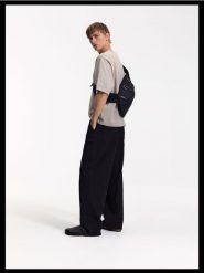 Spodnie loose fit - czarny. Czarne spodnie materiałowe męskie Reserved, bez wzorów, z bawełny. Za 149.99 zł.