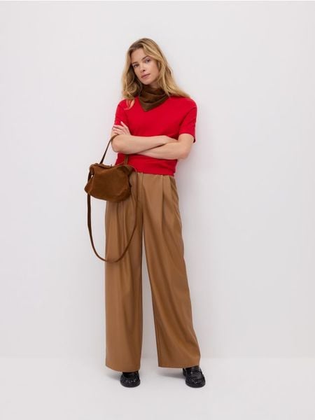 Spodnie z imitacji skóry - brązowy. Brązowe spodnie materiałowe damskie Reserved, bez wzorów, ze skóry. Za 159.99 zł.