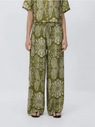 Wzorzyste spodnie - oliwkowy. Zielone spodnie materiałowe damskie Reserved, bez wzorów, z tkaniny. Za 119.99 zł.