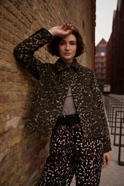 Kurtka w panterkę brązowa. Brązowe kurtki damskie MOODO, l, bez wzorów, z poliesteru, bez kaptura. W wyprzedaży za 109.99 zł.