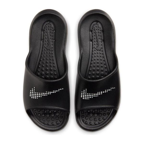 Klapki basenowe damskie Nike Victori One Slide. Czarne klapki damskie Nike, bez wzorów, z materiału, bez obcasa. Za 258.00 zł.