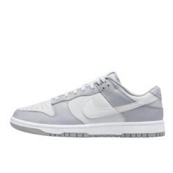 Buty do chodzenia damskie Nike Dunk Low (gs). Białe buty sportowe na co dzień damskie Nike, bez wzorów, z materiału, trekkingowe. Za 379.99 zł.