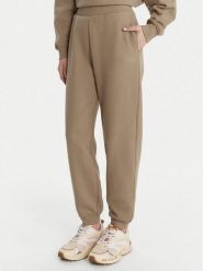 Guess Spodnie dresowe V6RB15 K9V31 Beżowy Regular Fit. Brązowe spodnie dresowe damskie Guess, xxs, z aplikacjami, z bawełny. Za 299.99 zł.