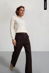Eleganckie spodnie w kant brązowe. Brązowe spodnie materiałowe damskie MOODO, bez wzorów, z elastanu, eleganckie. Za 169.99 zł.