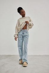 Spodnie jeansowe z szerokimi nogawkami w kolorze LIGHT DENIM - MANHATTAN-XS. Białe spodnie materiałowe damskie Marsala, z aplikacjami, z denimu, casualowe. Za 459.90 zł.