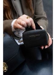 Victor & Hugo Paris Skórzany portfel "Riley" w kolorze czarnym - 15 x 10 x 3 cm rozmiar: onesize. Czarne portfele damskie Victor & Hugo Paris, bez wzorów, z materiału. Za 165.71 zł.