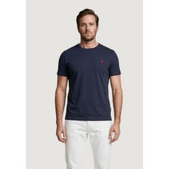 Koszulka crop top Mężczyzna U.S. POLO ASSN. MICK-BASIC. Niebieskie koszulki polo męskie U.S. Polo Assn., m, bez wzorów, z bawełny, bez ramiączek. W wyprzedaży za 159.75 zł.